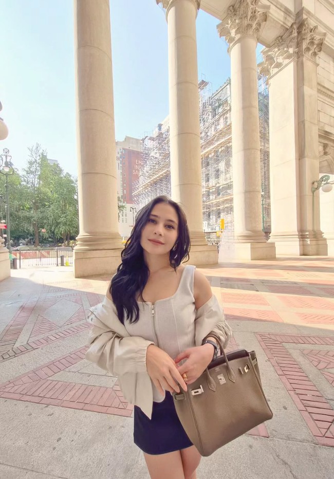 Rambut Prilly ditata bergelombang dan dibiarkan tergerai alami. Gaya ini memberikan kesan lembut dan feminin, sekaligus menjaga tampilan tetap santai dan tidak berlebihan. Foto: Instagram/@prillylatuconsina96