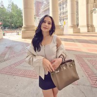 Rambut Prilly ditata bergelombang dan dibiarkan tergerai alami. Gaya ini memberikan kesan lembut dan feminin, sekaligus menjaga tampilan tetap santai dan tidak berlebihan. Foto: Instagram/@prillylatuconsina96