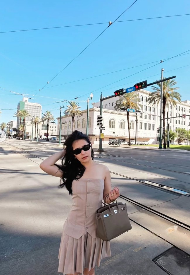 Pada kesempatan lain, Prilly tampil mengenakan setelan warna nude berupa atasan strapless dan rok rempel. Bagian depan atasannya tampak dihiasi kancing. Foto: Instagram/@prillylatuconsina96