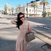 Pada kesempatan lain, Prilly tampil mengenakan setelan warna nude berupa atasan strapless dan rok rempel. Bagian depan atasannya tampak dihiasi kancing. Foto: Instagram/@prillylatuconsina96