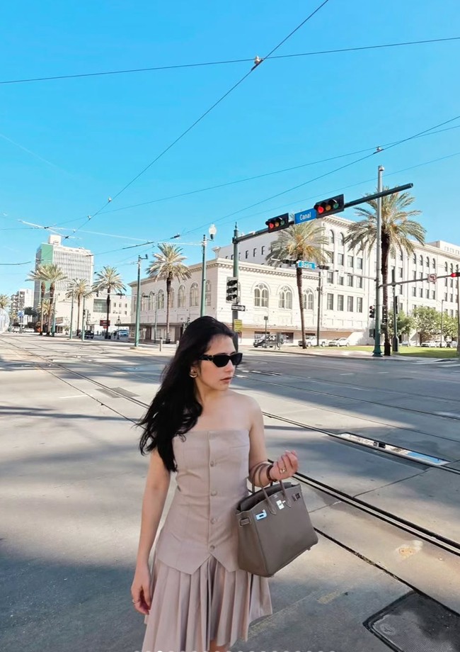 Salah satu yang curi atensi dari penampilan Prilly selama di Amerika ialah tas Hermes yang dibawanya. Berwarna taupe, diketahui tasnya tersebut merupakan seri Hermes Birkin 25 yang harganya mencapai Rp 492 juta. Foto: Instagram/@prillylatuconsina96