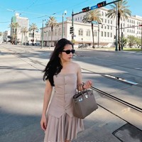 Salah satu yang curi atensi dari penampilan Prilly selama di Amerika ialah tas Hermes yang dibawanya. Berwarna taupe, diketahui tasnya tersebut merupakan seri Hermes Birkin 25 yang harganya mencapai Rp 492 juta. Foto: Instagram/@prillylatuconsina96