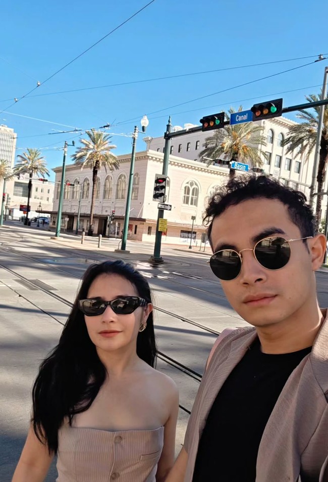 Tak hanya pergi jalan-jalan sendirian, Prilly terlihat ditemani kekasihnya, Omara Esteghlal. Dalam foto terlihat keduanya kompak kenakan busana senada dan kaca mata hitam. Foto: Instagram/@prillylatuconsina96