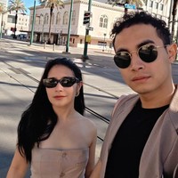 Tak hanya pergi jalan-jalan sendirian, Prilly terlihat ditemani kekasihnya, Omara Esteghlal. Dalam foto terlihat keduanya kompak kenakan busana senada dan kaca mata hitam. Foto: Instagram/@prillylatuconsina96