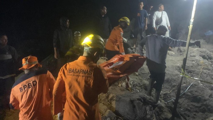 Proses evakuasi penambang timah tertimbun longsor di Bangka Tengah.