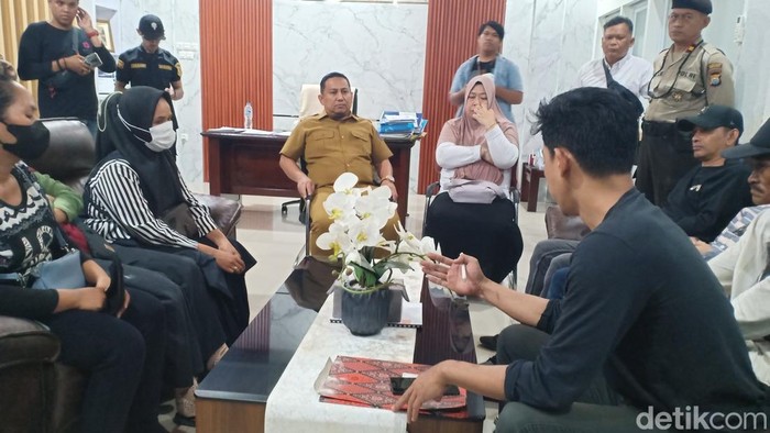 Proses mediasi antara Aliansi Masyarakat BTP dengan Disdik Sulsel terkait protes SPMB di SMAN 21 Makassar,