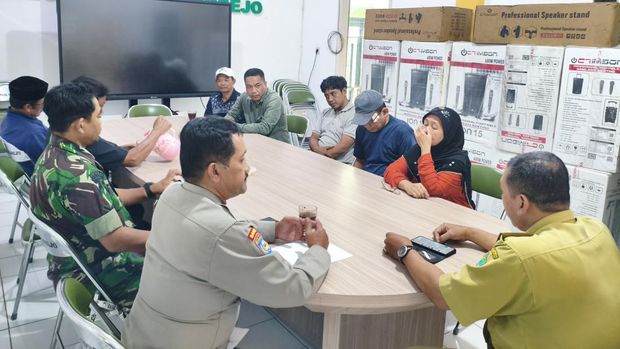 Proses mediasi dua belah pihak warga di Kota Malang yang sempat ricuh saat karnaval sound horeg.
