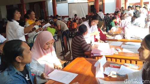 Proses registrasi siswa di Sekolah Rakyat di Sentra Mahatmiya, Desa Banjaranyar, Kecamatan Kediri, Tabanan, Senin (14/72025).