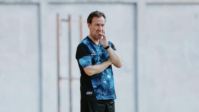 Pelatih PSIM Jogja Jean-Paul van Gastel saat memimpin sesi latihan timnya. Foto diunggah Senin (14/7/2025).
