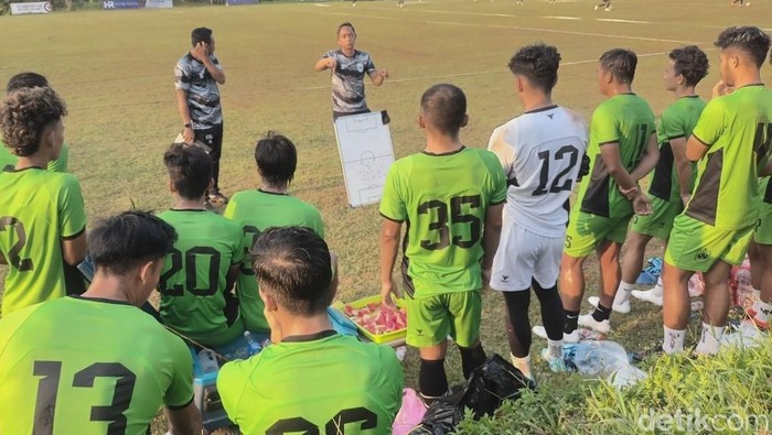 Pelatih PSIS, Kahudi Wahyu saat memberikan paparan kepada para pemain PSIS.