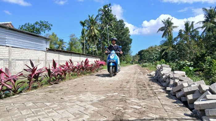 Pembangunan pavingisasi Desa Sumberagung, Kecamatan Pesanggaran maju pesat imbas investasi PT BSI