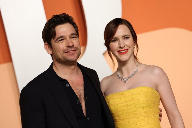 Kehidupan pribadi Rachel Brosnahan juga menarik perhatian publik. Dia menikah dengan aktor Jason Ralph sejak 2016. Dari pernikahan tersebut, keduanya belum dikaruniai anak. Foto: AFP/MICHAEL TRAN