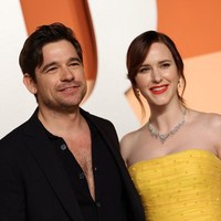 Kehidupan pribadi Rachel Brosnahan juga menarik perhatian publik. Dia menikah dengan aktor Jason Ralph sejak 2016. Dari pernikahan tersebut, keduanya belum dikaruniai anak. Foto: AFP/MICHAEL TRAN