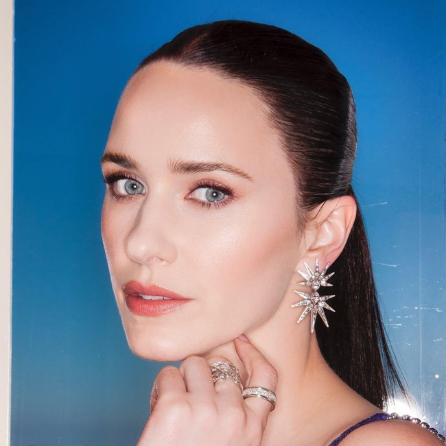 8 Foto Rachel Brosnahan, Keponakan Kate Spade yang Jadi Lois Lane di Superman