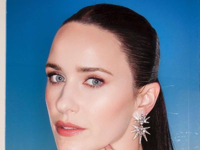 8 Foto Rachel Brosnahan, Keponakan Kate Spade yang Jadi Lois Lane di Superman