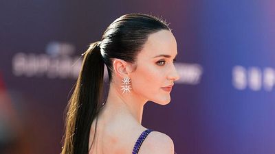 Rachel Brosnahan, Lois Lane yang Pamer Punggung Gak Bersayap Rachel Brosnahan, Lois Lane yang Pamer Punggung Gak Bersayap