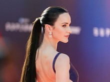 Rachel Brosnahan, Lois Lane yang Pamer Punggung Gak Bersayap Rachel Brosnahan, Lois Lane yang Pamer Punggung Gak Bersayap