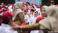 Pelajar menjalani upacara di hari pertama masuk sekolah di SDN Pamulang Timur 02, Tangerang Selatan, Banten, Senin (14/7/2025). Hari ini dimulai dengan kegiatan Masa Pengenalan Lingkungan Sekolah (MPLS). 