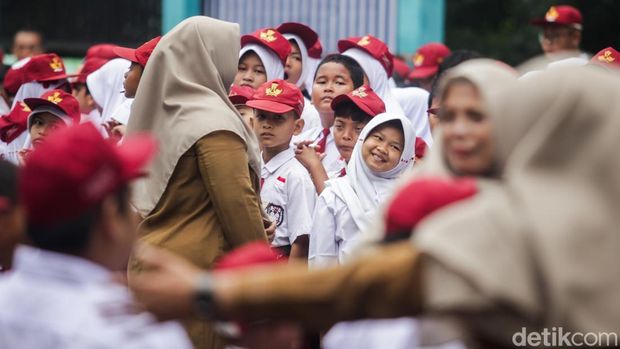 Pelajar menjalani upacara di hari pertama masuk sekolah di SDN 02 Pamulang Timur, Tangerang Selatan, Banten, Senin (14/7/2025). Hari ini dimulai dengan kegiatan Masa Pengenalan Lingkungan Sekolah (MPLS).