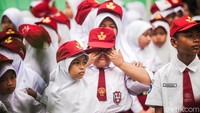 Pelajar kelas 1 SD masih mengenakan seragam dari taman kanak-kanak (TK). 