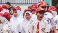 Sejumlah pelajar masih tampak mengantuk di hari pertama sekolah. 