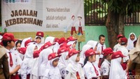 Kegiatan diawali dengan upacara kenaikan bendera merah-putih. 