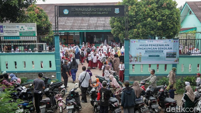 Pelajar menjalani upacara di hari pertama masuk sekolah di SDN 02 Pamulang Timur, Tangerang Selatan, Banten, Senin (14/7/2025). Hari ini dimulai dengan kegiatan Masa Pengenalan Lingkungan Sekolah (MPLS).