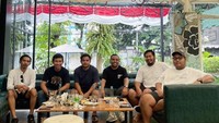 Tak hanya itu, adik Prilly Latuconsina ini juga kerap membagikan momen hangout bersama teman, seperti yang tampak pada foto ini. Foto: Instagram/@rajalatuconsina