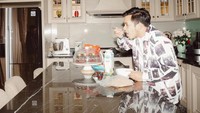 Raja Latuconsina juga pernah membagikan momen bersantap di rumah. Salah satunya saat menikmati sereal di dapur rumahnya ini. Foto: Instagram/@rajalatuconsina