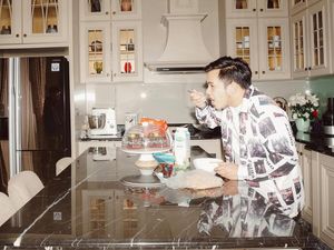 Potret Raja Latuconsina, Bos Persikota yang Hobi Hangout di Kafe