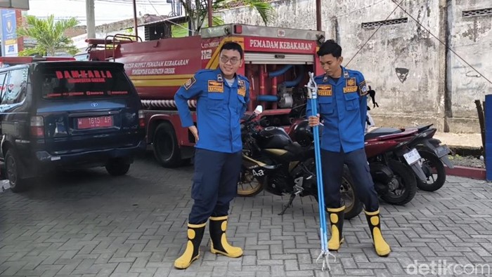 Rayhan (kiri), petugas Damkar Gresik yang viral bantu warga usir ular gaib.