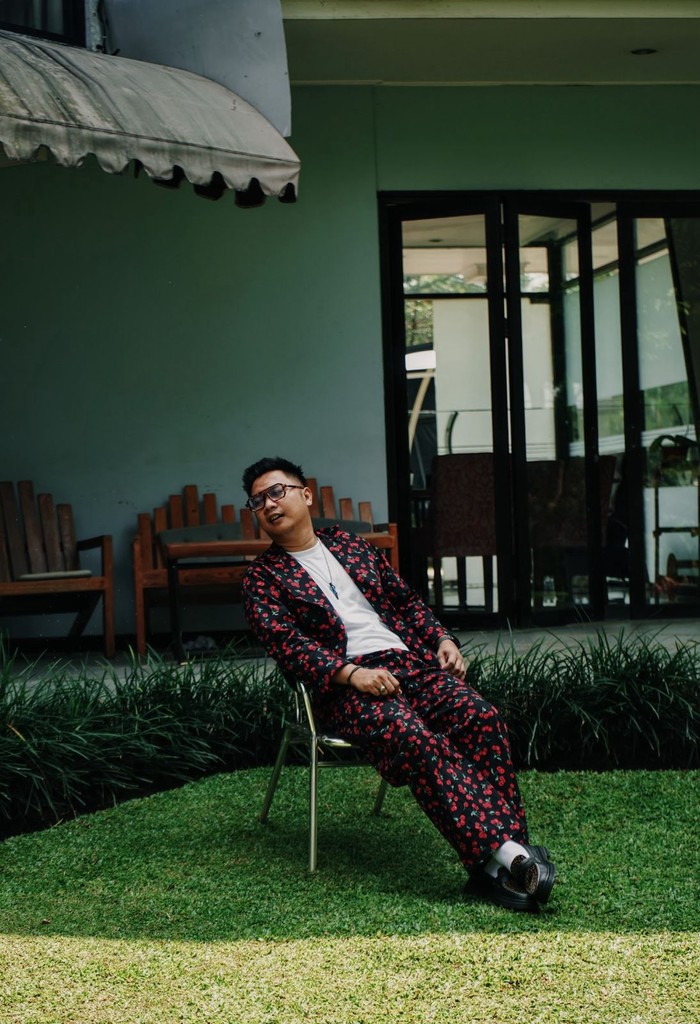 Reezal Noerdza Reezal Noerdza, gitaris Hijau Daun, kembali dengan single solo Terbunuh Rindu. Lagu pop rockmantic ini diharapkan menambah warna musik di Indonesia.