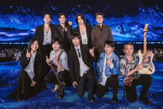 F4 mengejutkan para penggemar saat tampil berempat untuk membawakan lagu ‘Meteor Rain’ di konser grup rock Taiwan, Mayday. Dalam panggung kolaborasi itu, mereka sukses bikin penonton histeris dan kembali ke tahun 2001.Foto: Instagram@vic.chou_official