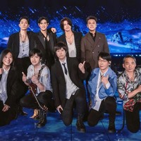 F4 mengejutkan para penggemar saat tampil berempat untuk membawakan lagu ‘Meteor Rain’ di konser grup rock Taiwan, Mayday. Dalam panggung kolaborasi itu, mereka sukses bikin penonton histeris dan kembali ke tahun 2001.Foto: Instagram@vic.chou_official