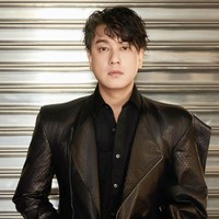 Ken Chu yang pernah tinggal di Singapura sempat melebarkan sayapnya ke Filipinan. Ia juga masih sering bermain drama, yang terakhir Justice Bao yang rilis 2025. Pria 46 tahun itu menikah dengan Han Wen Wen.Foto: Instagram