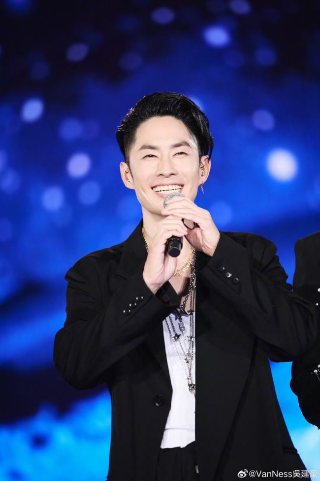 Sekarang Vaneess Wu berusia 46 tahun lebih aktif baik di dunia akting maupun musik. Pria kelahiran AS tersebut bahkan pernah membentuk duo dengan penyanyi Korea, Kangta. Ia pun pernah menjadi juri Asias Got Talent bersama Anggun C. Sasmi.Foto: Instagram