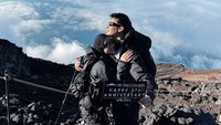 Di Instagram yang dilihat, Senin (14/7/2025), Rey Mbayang mengungkapkan perasaan bahagia bisa mendaki Gunung Fuji, Jepang, bareng Dinda Hauw. Ia merasa merayakan ulang tahun pernikahan dengan naik gunung merupakan pengalaman berkesan. (Foto: dok Instagram rey_mbayang)
