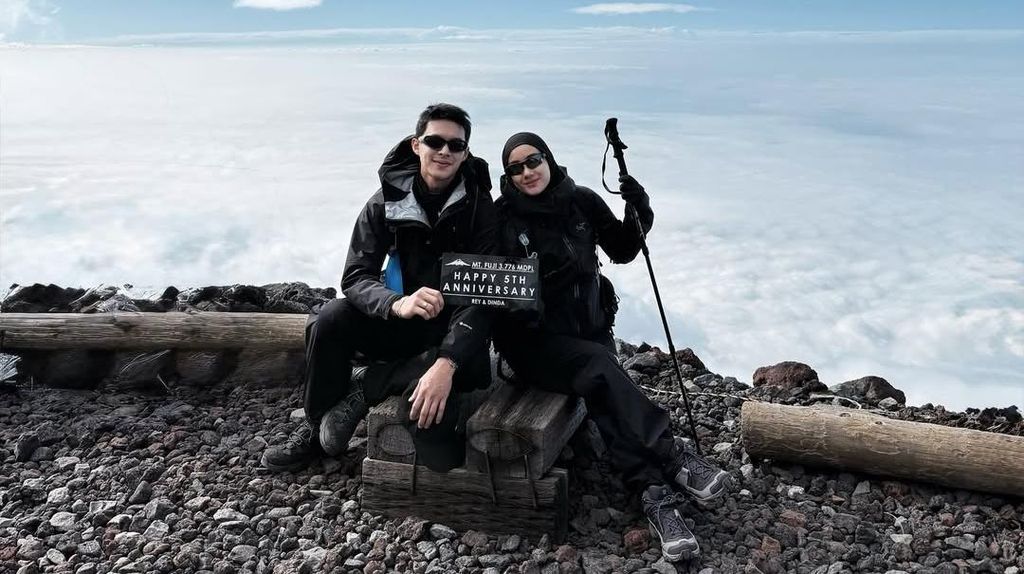 Rey Mbayang dan Dinda Hauw Rayakan Ultah ke-5 Pernikahan Daki Gunung Fuji