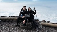 Bukan puncak Fuji nya yang jadi cerita, tapi cara kita untuk saling menemani di setiap langkah. Selamat 5 tahun pernikahan istriku, semoga perayaan kecil kecilan ini akan selalu berkesan dan teringat, tulis Rey Mbayang. (Foto: dok Instagram rey_mbayang)
