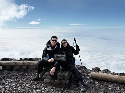Rey Mbayang dan Dinda Hauw Rayakan Ultah ke-5 Pernikahan Daki Gunung Fuji