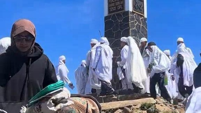 Penampakan orang-orang berpakaian serba putih ritual di tugu Hargo Dumilah puncak Gunung Lawu
