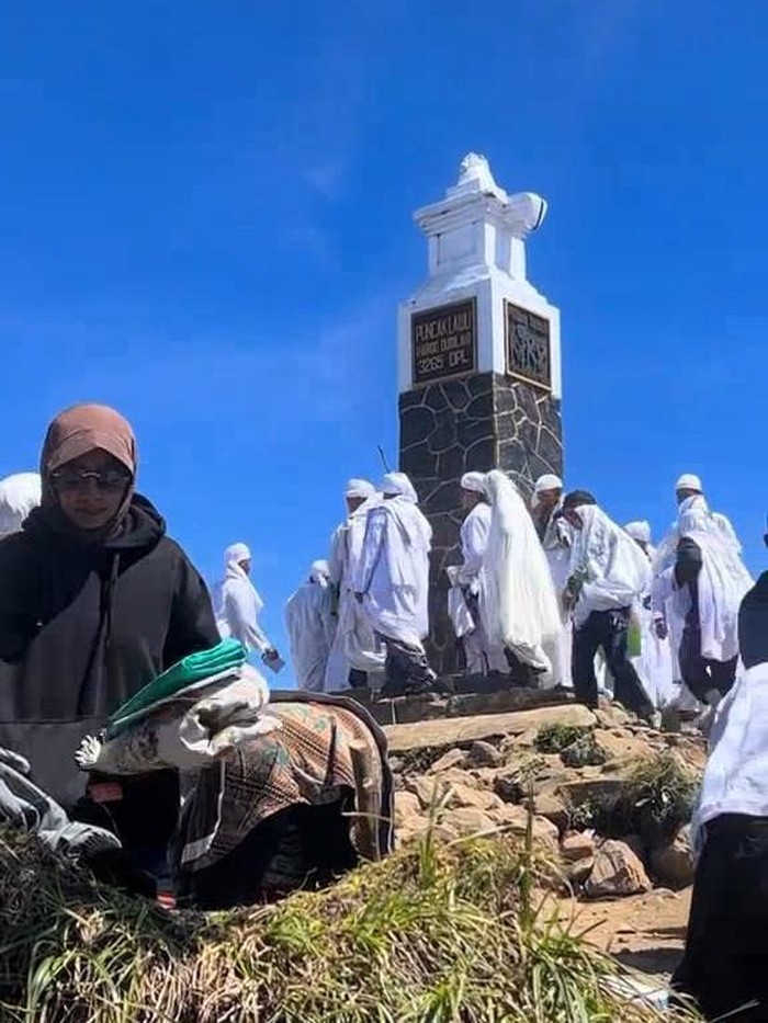 Penampakan orang-orang berpakaian serba putih ritual di tugu Hargo Dumilah puncak Gunung Lawu