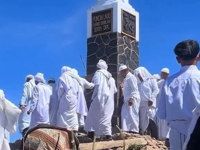 Penampakan orang-orang berpakaian serba putih ritual di tugu Hargo Dumilah puncak Gunung Lawu