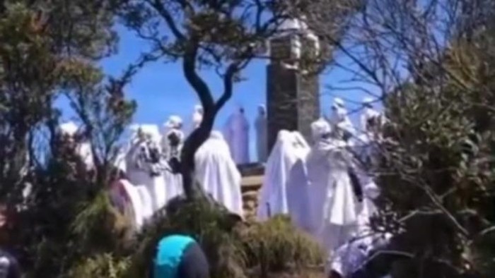 Penampakan orang-orang berpakaian serba putih ritual di tugu Hargo Dumilah puncak Gunung Lawu