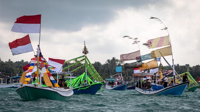 Rokat Taseβ Masalembu, Saat Laut Jadi Panggung Syukur dan Harapan Iring-iringan kapal nelayan mengikuti prosesi larung sampan sesaji dalam tradisi Rokat Tase' atau Petik Laut di perairan Masalembu, Desa Sukajeruk, Kecamatan Masalembu, Kabupaten Sumenep, Jawa Timur, Senin (14/7/2025). Tradisi turun temurun warisan budaya leluhur nelayan tradisional kepulauan setempat itu sebagai ungkapan rasa syukur atas limpahan rizki kepada Tuhan Yang Maha Esa dan pertanda awal musim tangkapan ikan di perairan Masalembu. ANTARA FOTO/Aji Styawan/YU