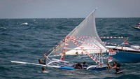Sejumlah nelayan melarung sampan sesaji dalam tradisi Rokat Tase atau Petik Laut di perairan Masalemb. Foto: ANTARA FOTO/Aji Styawan