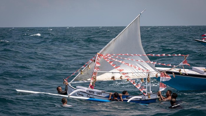 Rokat Taseβ Masalembu, Saat Laut Jadi Panggung Syukur dan Harapan Iring-iringan kapal nelayan mengikuti prosesi larung sampan sesaji dalam tradisi Rokat Tase' atau Petik Laut di perairan Masalembu, Desa Sukajeruk, Kecamatan Masalembu, Kabupaten Sumenep, Jawa Timur, Senin (14/7/2025). Tradisi turun temurun warisan budaya leluhur nelayan tradisional kepulauan setempat itu sebagai ungkapan rasa syukur atas limpahan rizki kepada Tuhan Yang Maha Esa dan pertanda awal musim tangkapan ikan di perairan Masalembu. ANTARA FOTO/Aji Styawan/YU