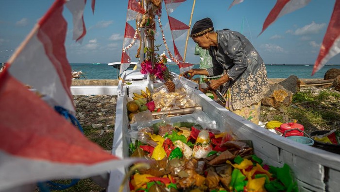 Rokat Taseβ Masalembu, Saat Laut Jadi Panggung Syukur dan Harapan Iring-iringan kapal nelayan mengikuti prosesi larung sampan sesaji dalam tradisi Rokat Tase' atau Petik Laut di perairan Masalembu, Desa Sukajeruk, Kecamatan Masalembu, Kabupaten Sumenep, Jawa Timur, Senin (14/7/2025). Tradisi turun temurun warisan budaya leluhur nelayan tradisional kepulauan setempat itu sebagai ungkapan rasa syukur atas limpahan rizki kepada Tuhan Yang Maha Esa dan pertanda awal musim tangkapan ikan di perairan Masalembu. ANTARA FOTO/Aji Styawan/YU