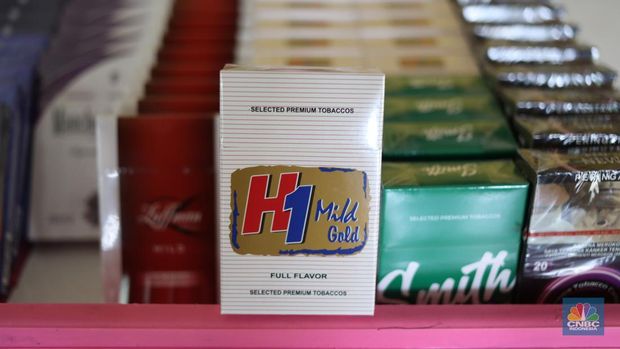 Penjual menunjukkan rokok ilegal yang diperjual belikan di kawasan Jakarta,  Senin (14/7/2025). Peredaran rokok ilegal masih marak di wilayah Jakarta. Sejumlah pedagang menjajakan produk tanpa cukai itu secara terang-terangan di pinggir jalan raya. (CNBC Indonesia/Tri Susilo)