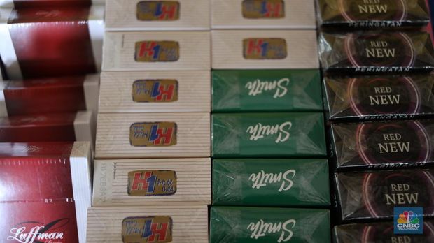 Penjual menunjukkan rokok ilegal yang diperjual belikan di kawasan Jakarta,  Senin (14/7/2025). Peredaran rokok ilegal masih marak di wilayah Jakarta. Sejumlah pedagang menjajakan produk tanpa cukai itu secara terang-terangan di pinggir jalan raya. (CNBC Indonesia/Tri Susilo)